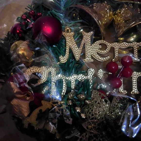 New in Packaging Festive Red and Gold Holiday “Merry Christmas” Wreath - Picture 4 of 5